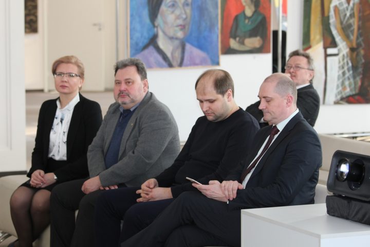 С приходом тепла выходить на лёд Оби становится опасным