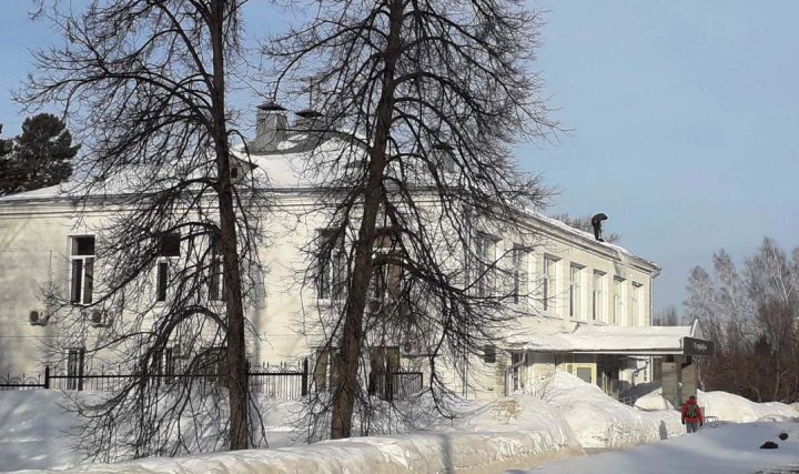 В Новосибирске активно чистят крыши зданий от снега