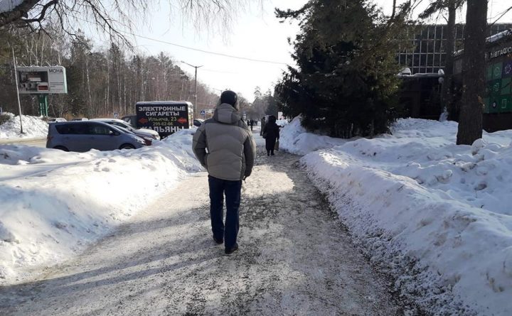 Новосибирские тротуары посыпают дробленым щебнем