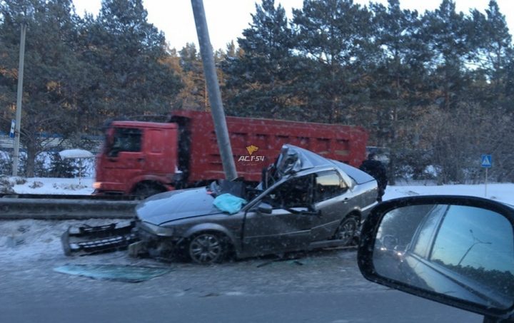 На Бердском шоссе &laquo;Хонда&raquo; врезалась в столб