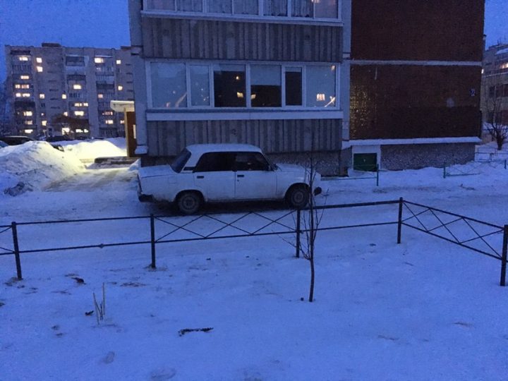 На улице Полевой из автомобиля слили бензин