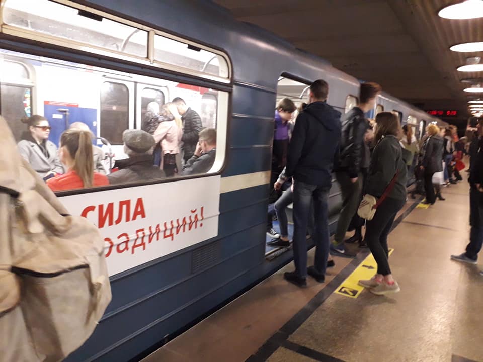 Упавшая на рельсы метро женщина была госпитализирована