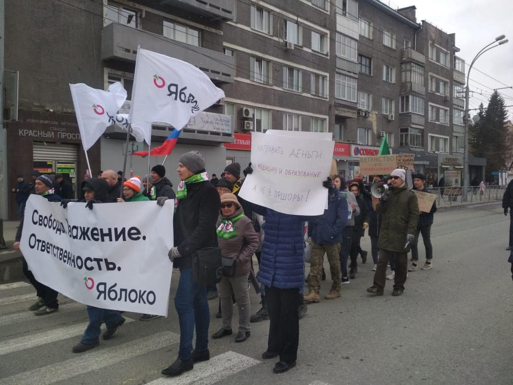 Первомай отметили демонстрациями и монстрацией
