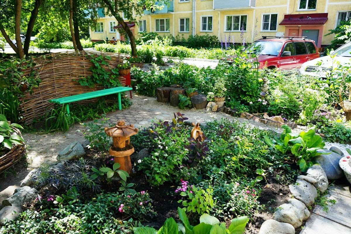 Двор на Морском проспекте признали самым красивым в городе
