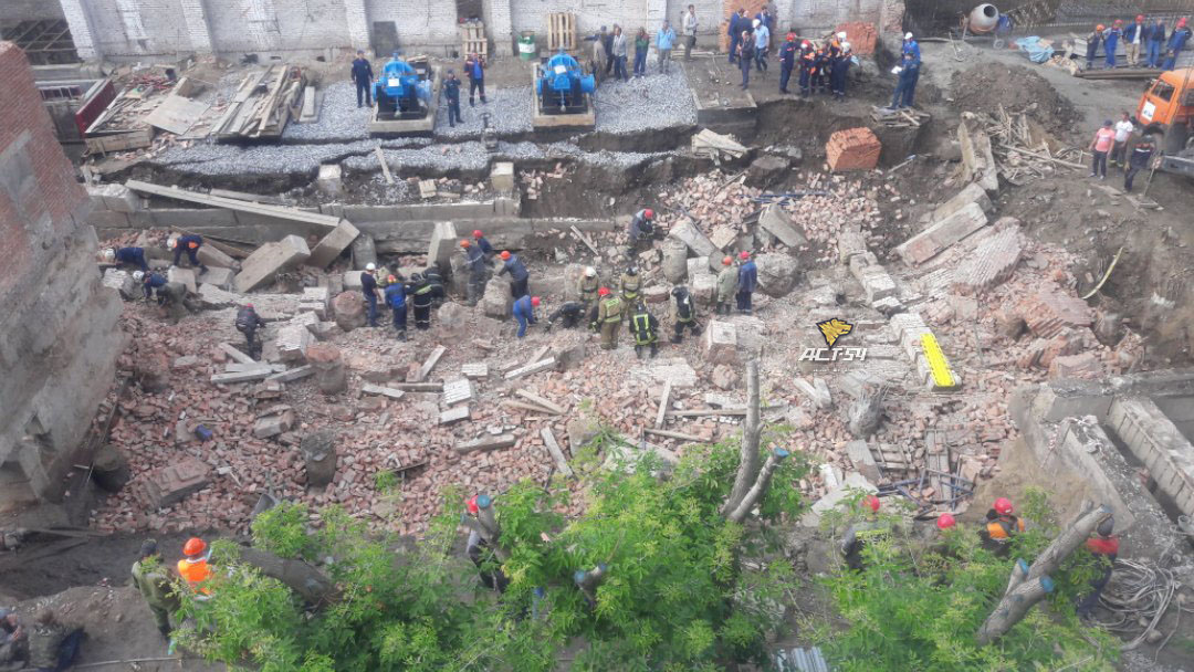 Обрушение стены на стройке в Новосибирске: под завал попали люди
