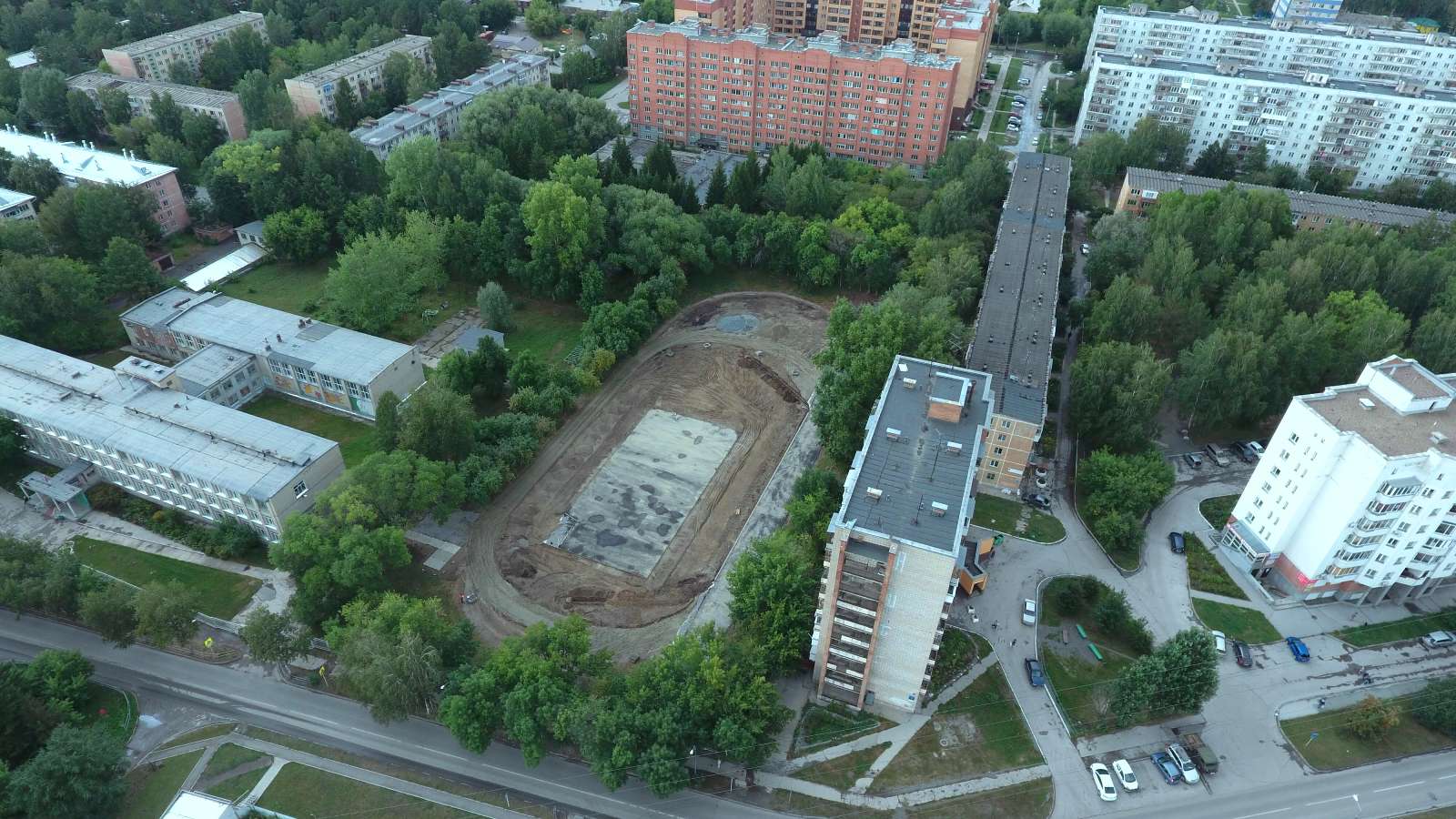 Реконструкцию стадиона в школе № 61 провели за счет частных инвесторов