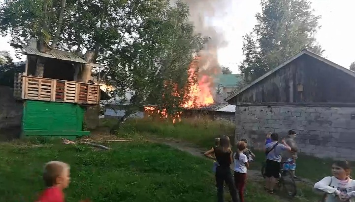 В Советском районе неизвестные пироманы подожгли сараи