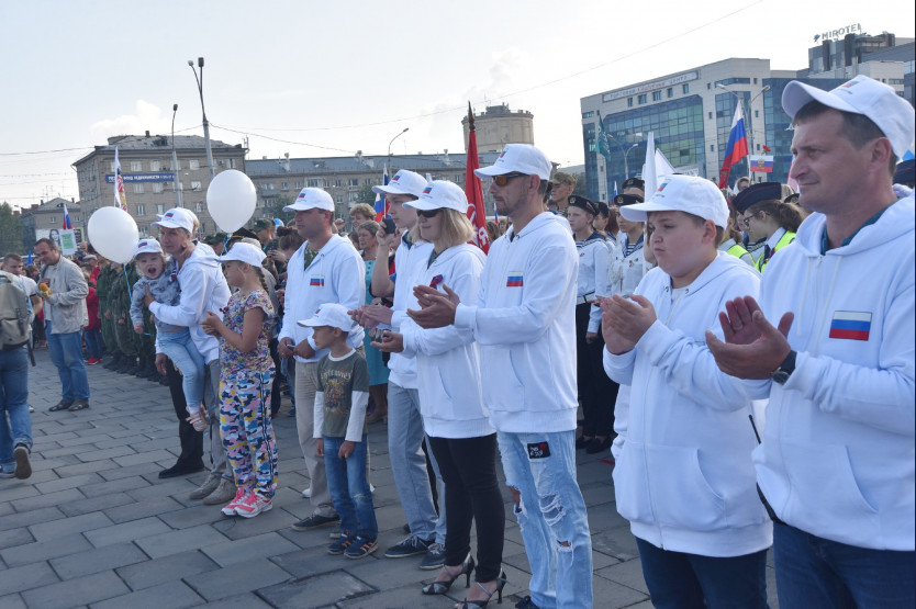 Новосибирская область масштабно отмечает День Государственного флага