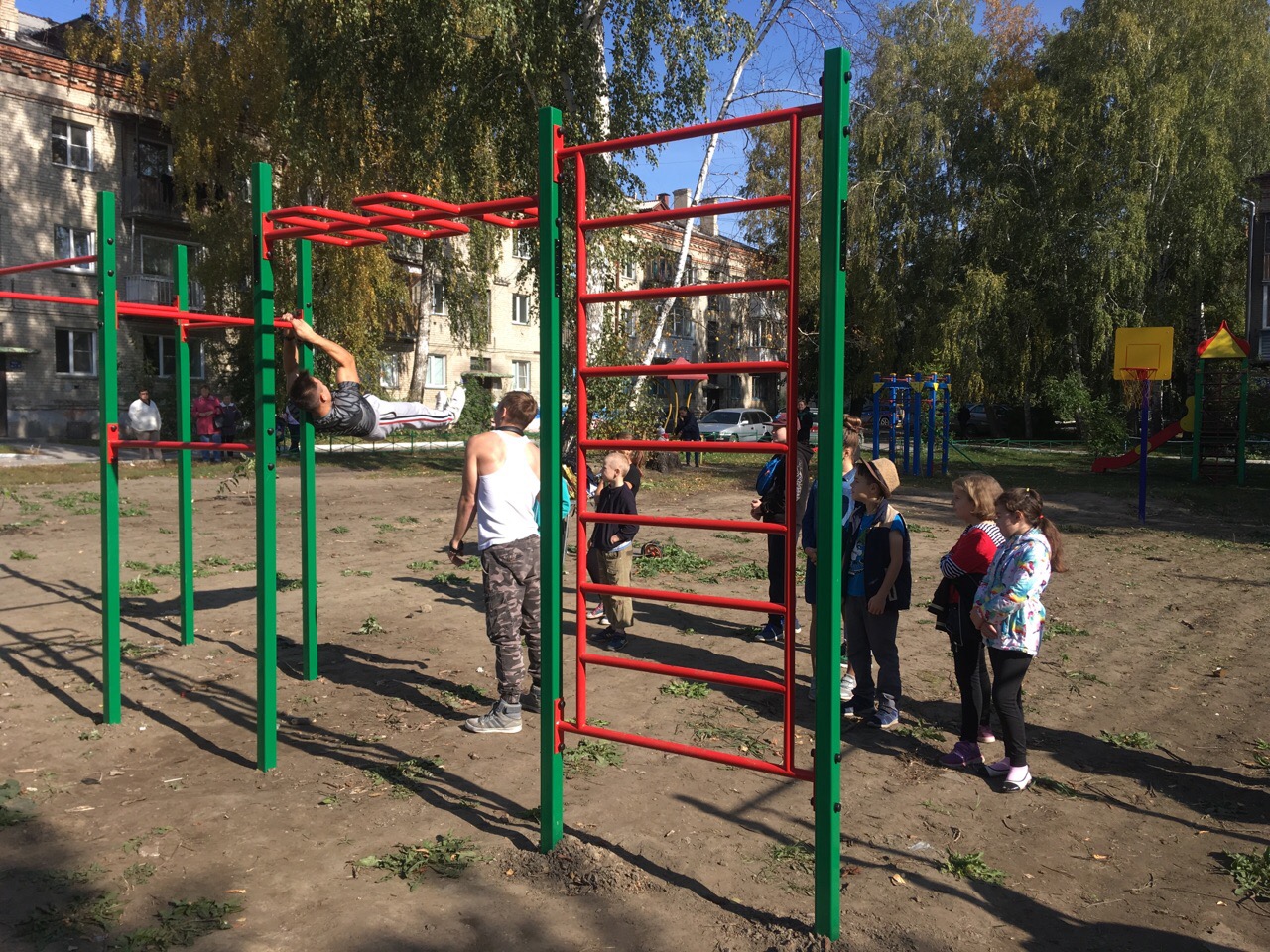 Новую спортивную площадку открыли во дворе ОбьГЭСа