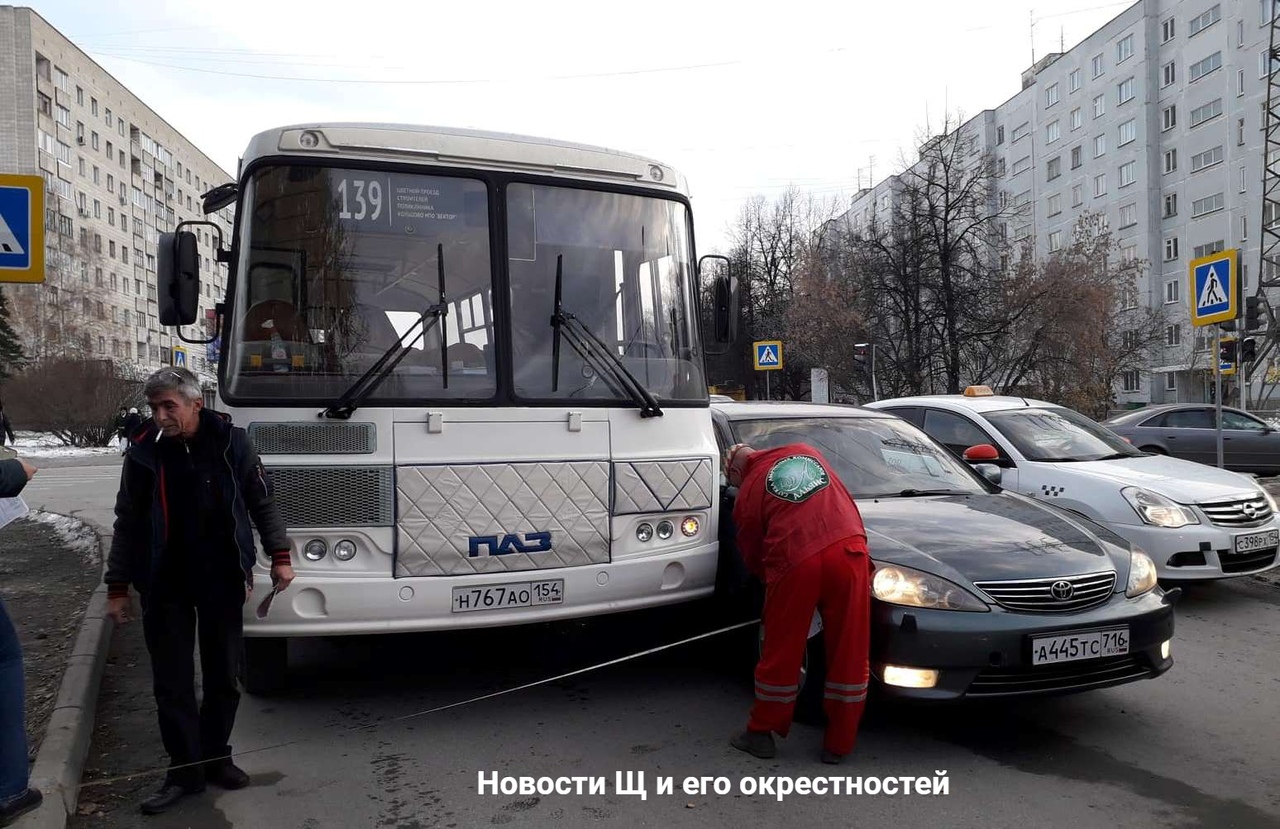 На перекрестке улиц Иванова и Российской автобус столкнулся с