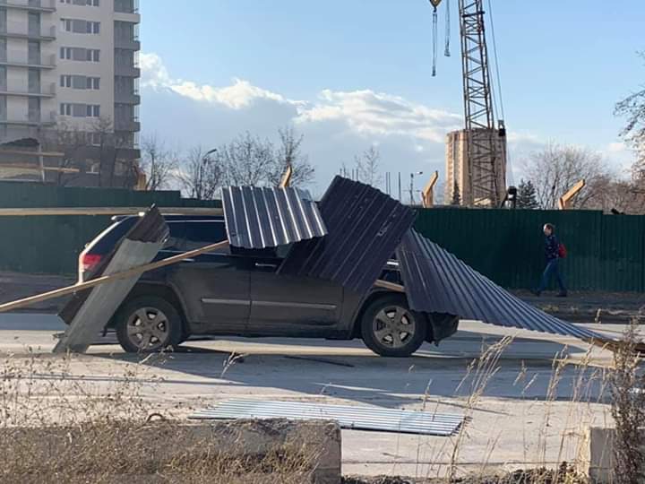 В Новосибирске продолжают устранять последствия ураганного ветра