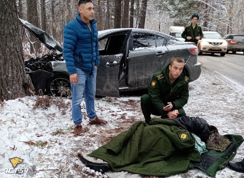 Выпускников НВВКУ наградили медалями за помощь пострадавшей в аварии