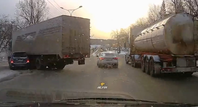 На повороте в Нижнюю Ельцовку кроссровер залетел под фуру