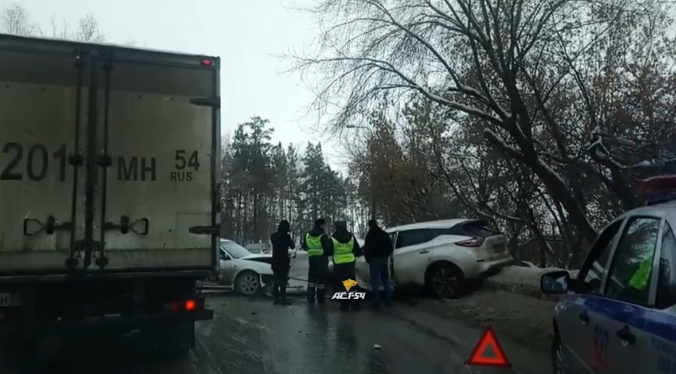 Две машины лоб в лоб столкнулись у дамбы Новосибирской ГЭС