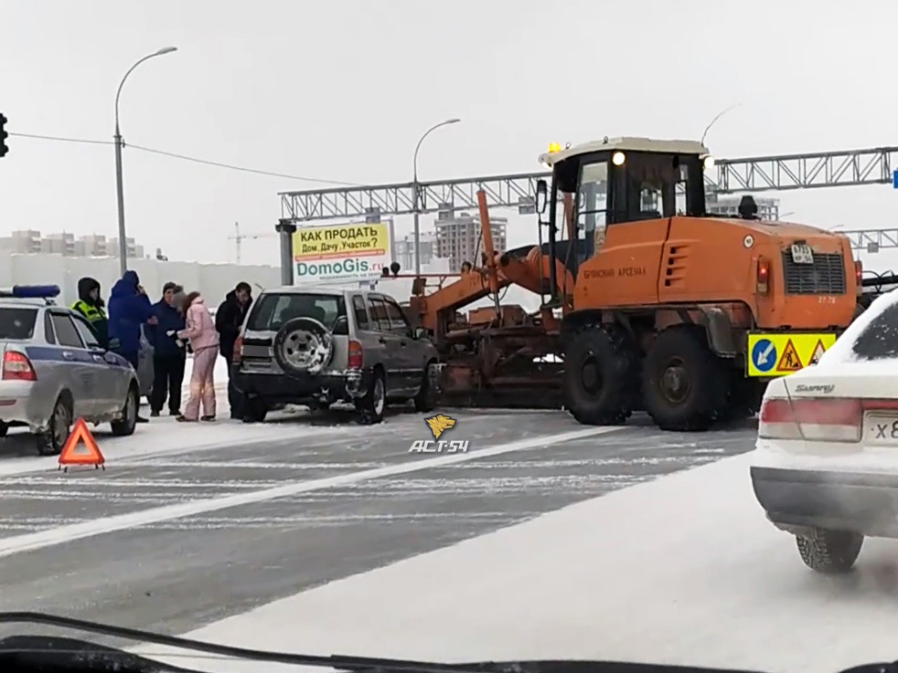 На Советском шоссе легковушка врезалась в снегоуборщик
