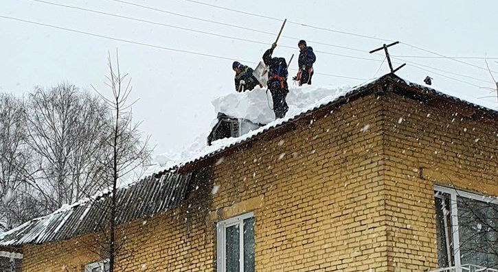 В доме на Бульваре Молодежи отломился кусок кровли