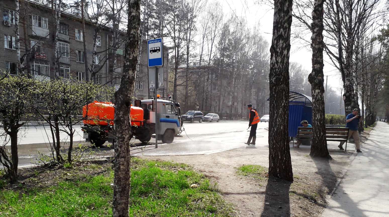 В Советском районе продолжается дезинфекция и ямочный ремонт