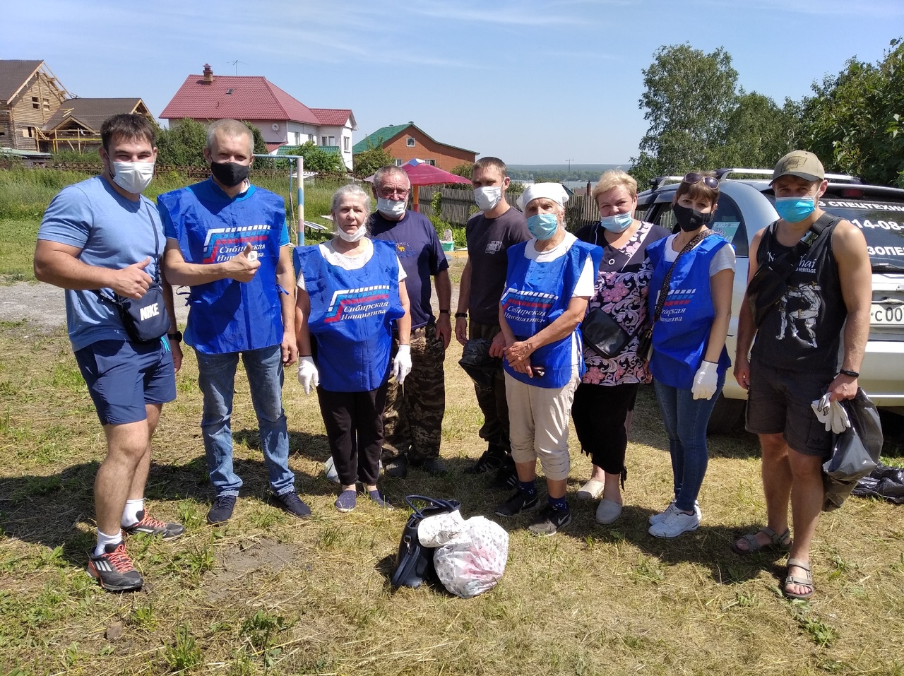Два самосвала мусора вывезли с берега Оби активные новосибирцы