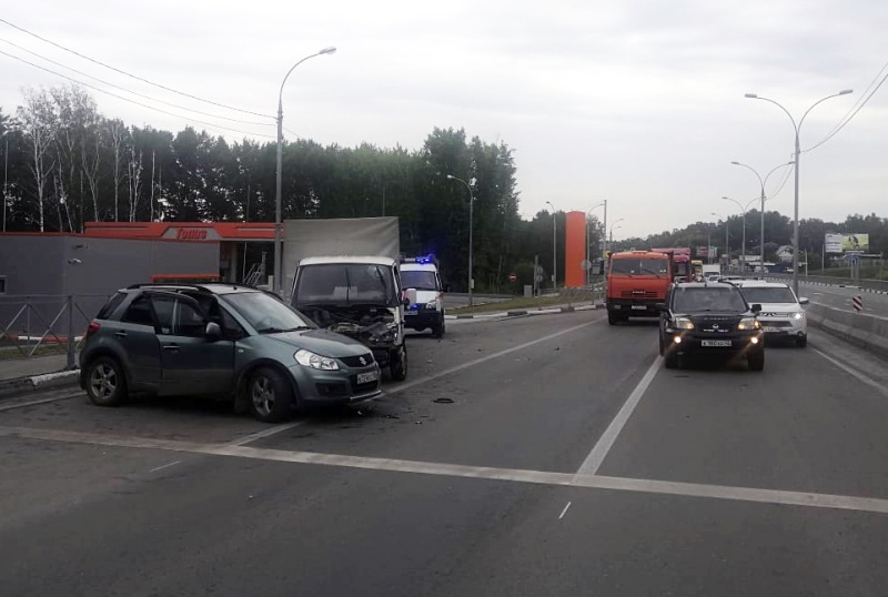 Водитель кроссровера погиб, врезавшись в ГАЗель на Бердском шоссе