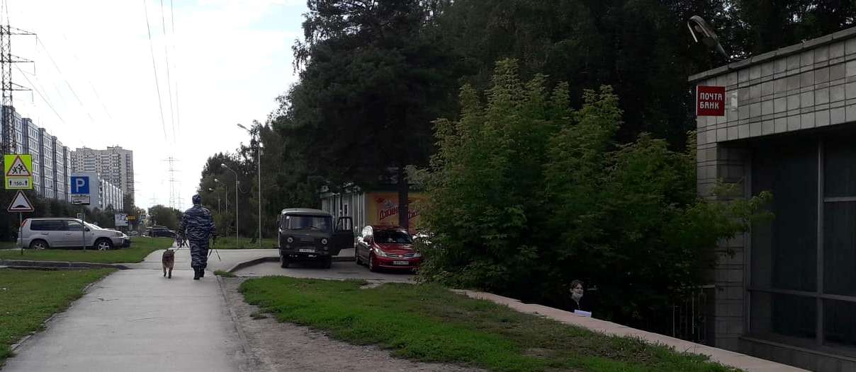 В Советском районе кинолог с собакой проверил административные здания