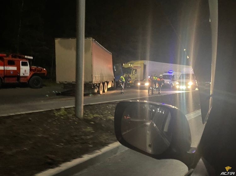 Грузовик влетел в столб на Бердском шоссе