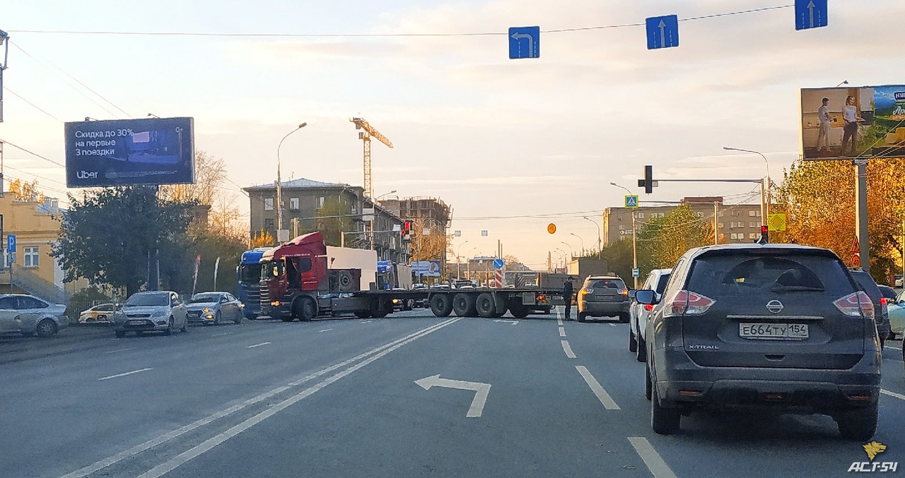 Авария с участием большегруза сковала движение по улице Большевистской