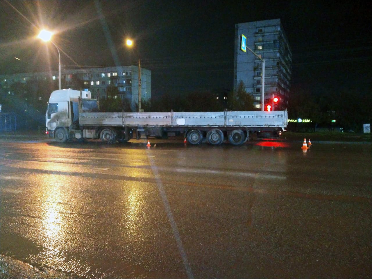 В Новосибирске тягач сбил на переходе женщину и мужчину с годовалым