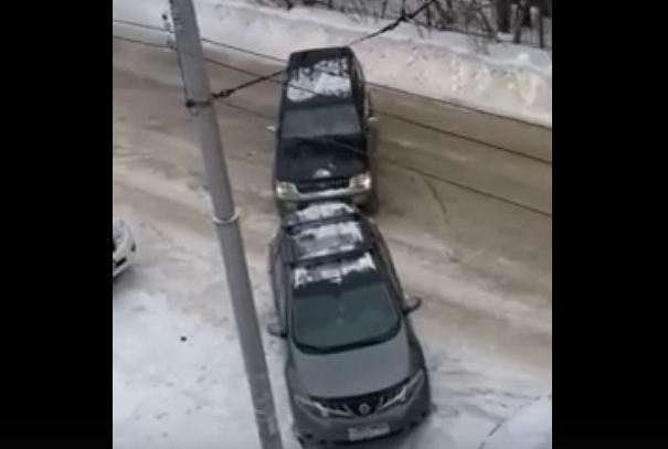 Новосибирец оттащил тросом чужую иномарку со "своего" места на