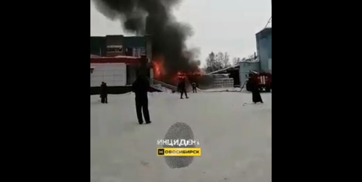 Павильон "ПивоПей" загорелся на Шлюзе