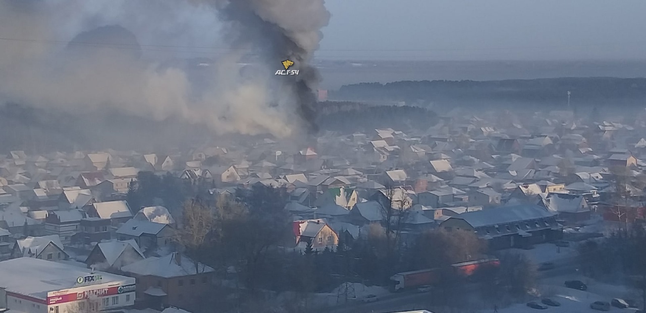 Частный дом полыхает в Первомайском районе Новосибирска