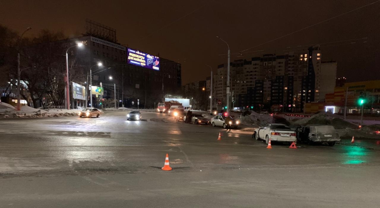 Два новосибирца пострадали в массовой аварии на пл. Лыщинского