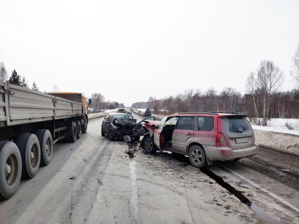 Пять человек пострадали в тройном ДТП на трассе в Искитимском районе