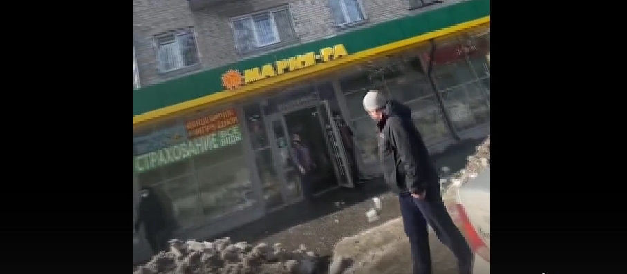 В городе Обь лёд с козырька магазина рухнул на пожилую женщину