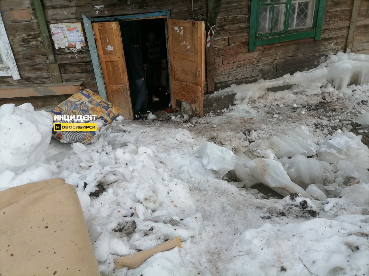 Сошедшая с крыши наледь отправила в больницу 15-летнего новосибирца