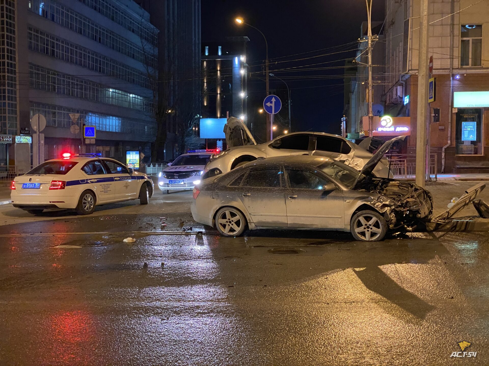 Ночью в центре Новосибирска разбились два седана и снесли дорожный