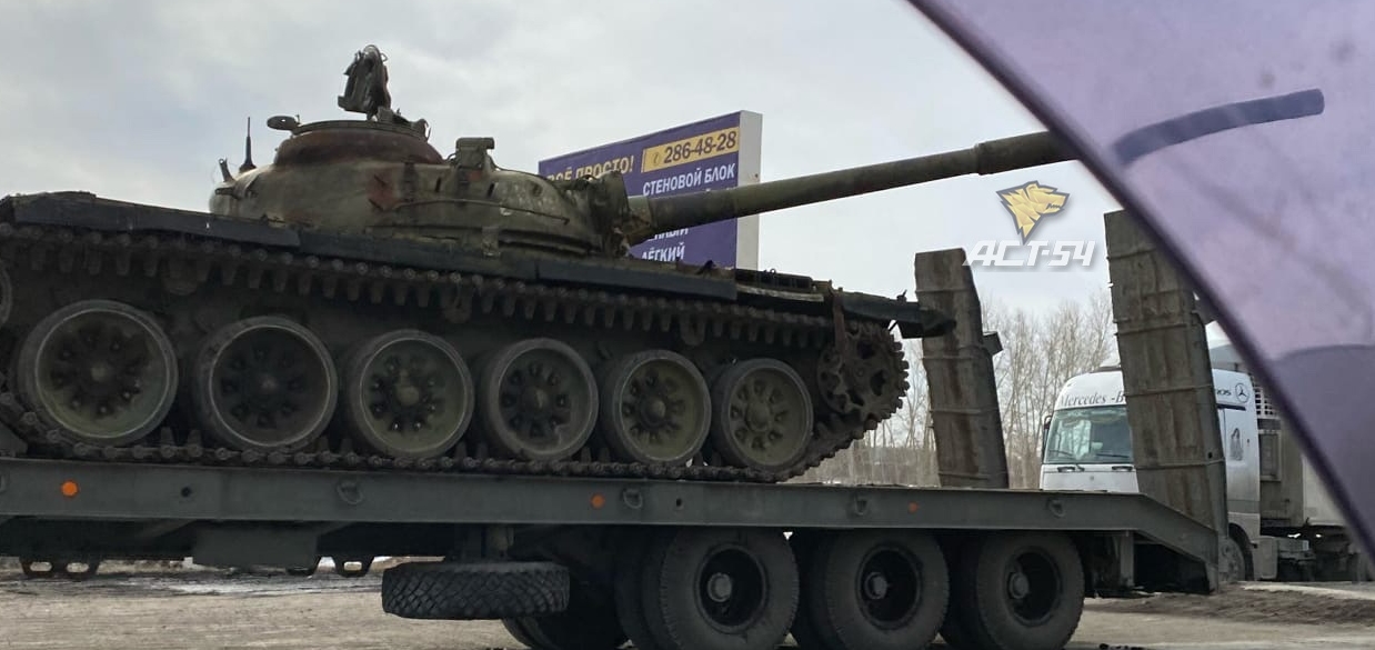 Под Новосибирском танк разорвал дулом бок грузовой фуре