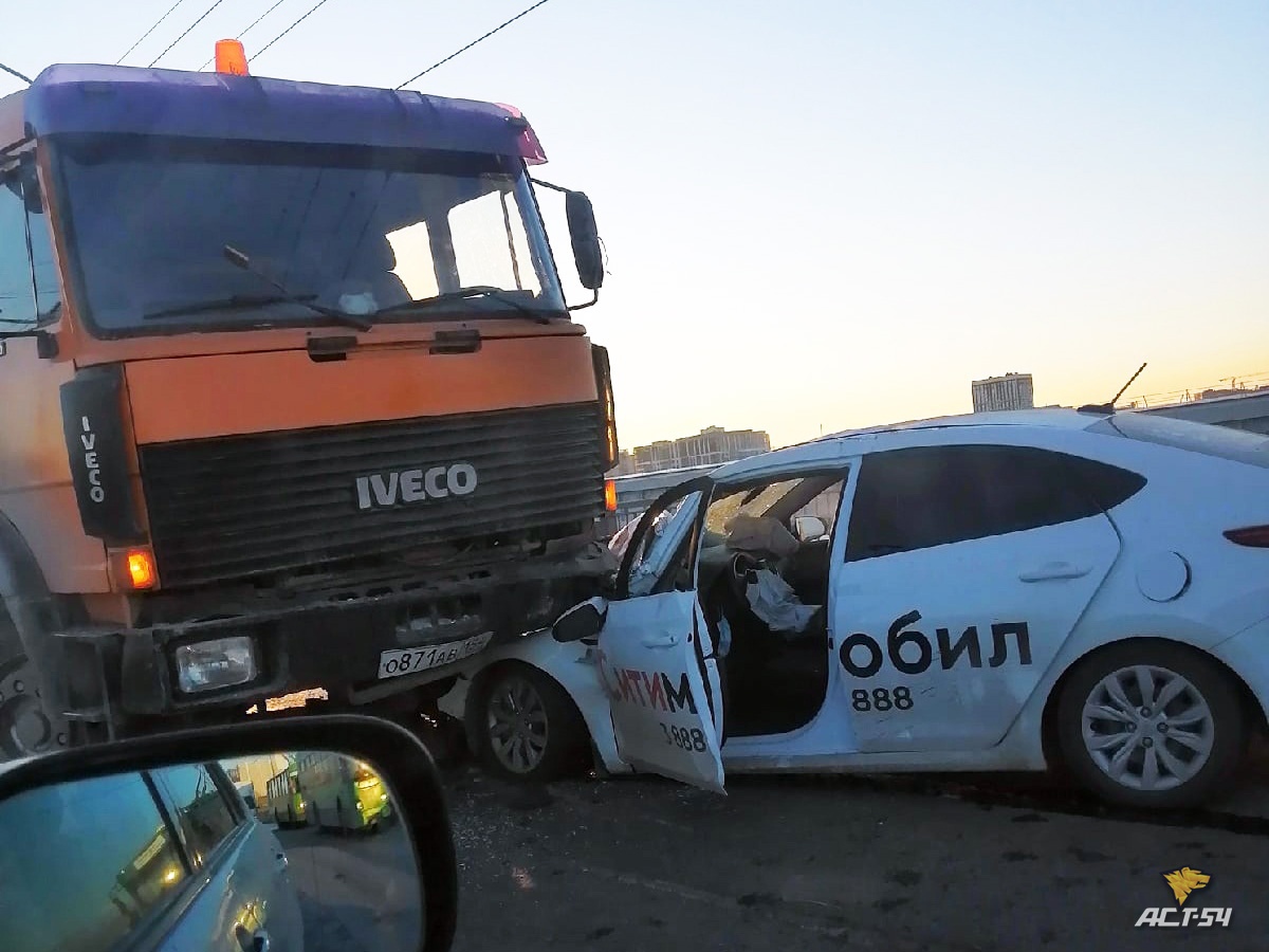 Такси врезалось в грузовик дорожников на Октябрьском мосту