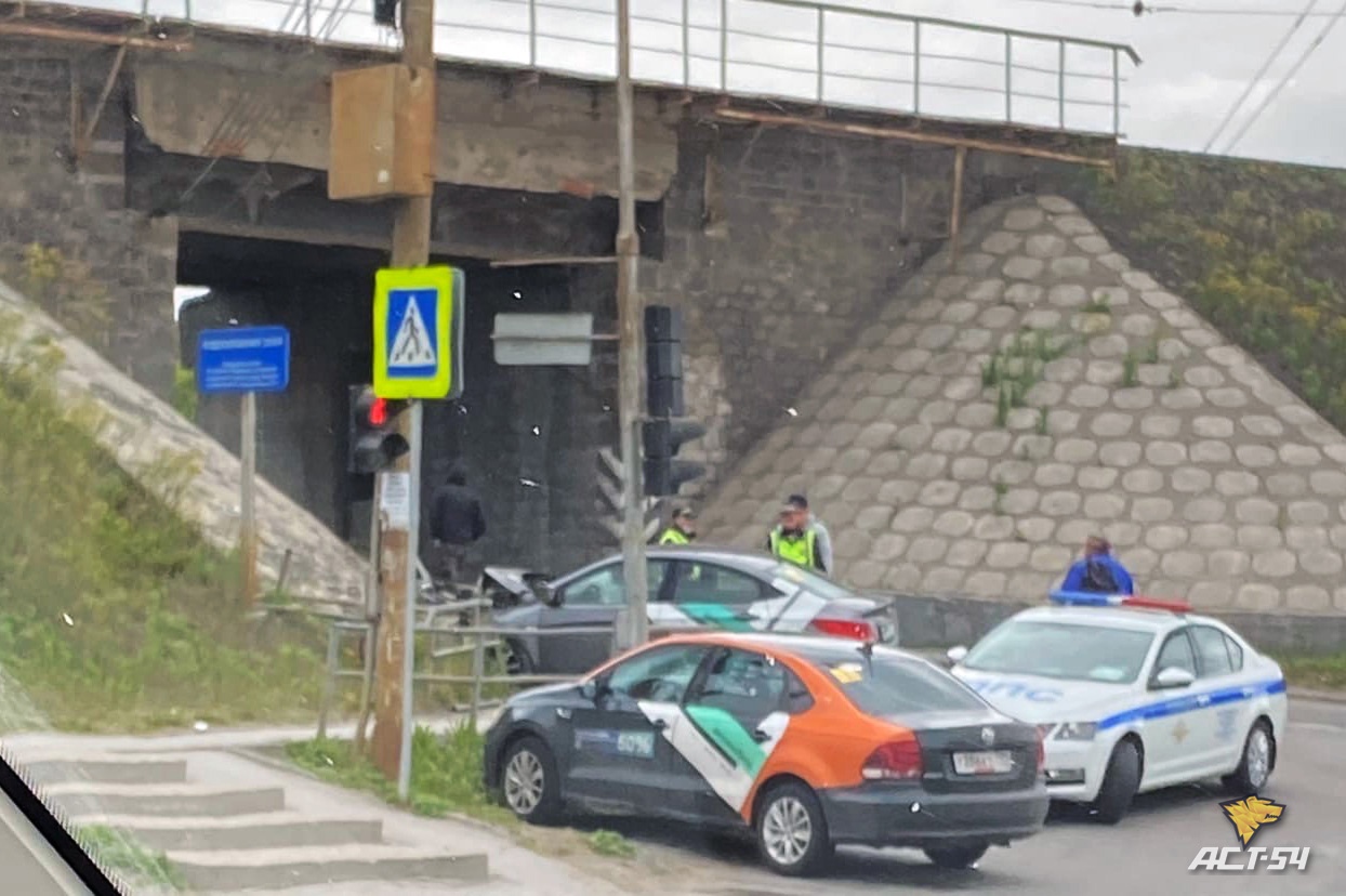 На въезде в Нижнюю Ельцовку в аварию попал кашеринговый автомобиль
