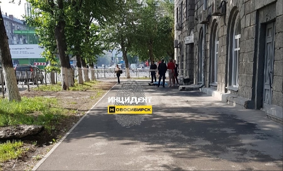 Женщина разбилась при падении из окна в Новосибирска