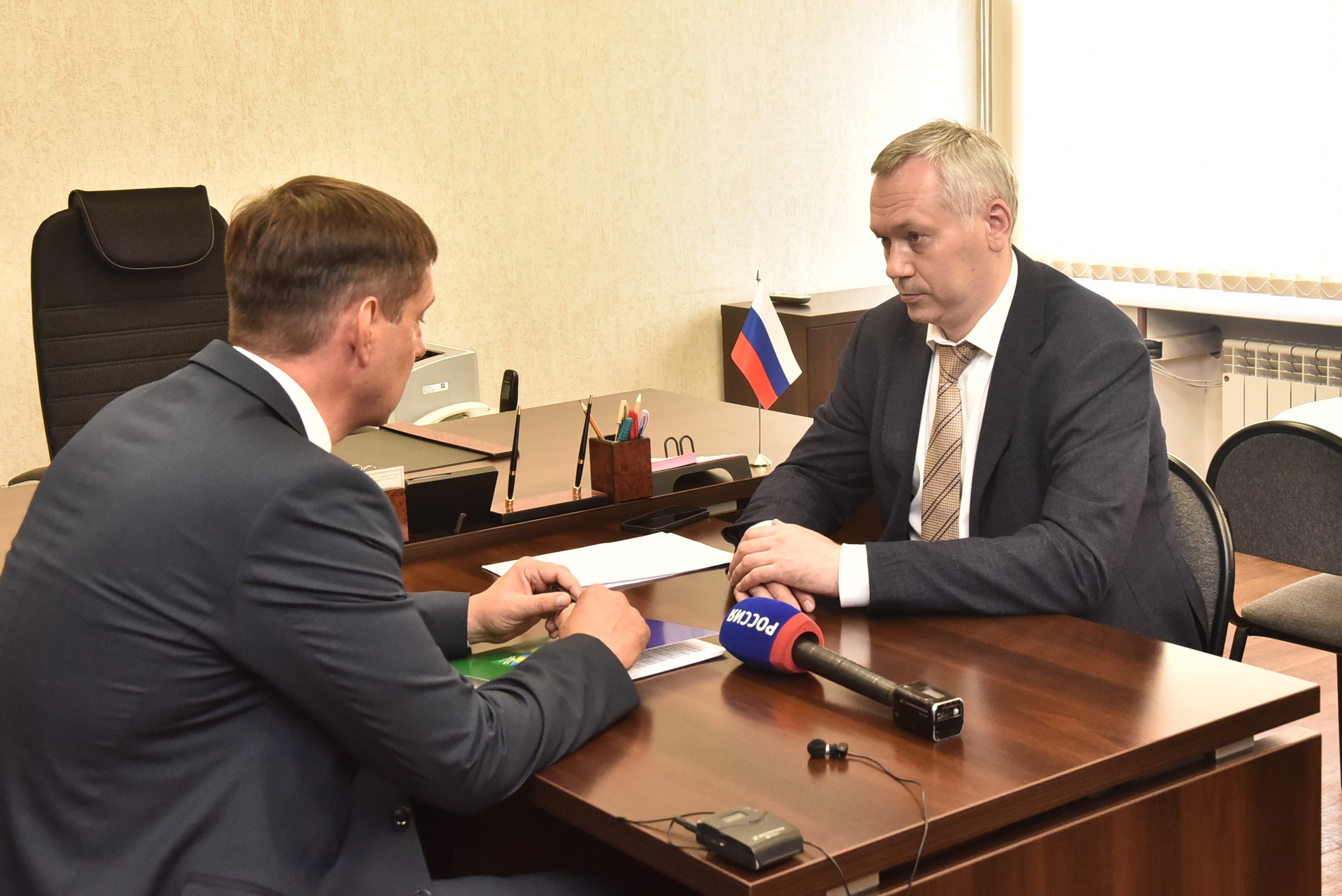 Андрей Травников проконтролировал строительство школы в Болотном,