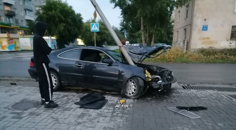 В Новосибирске Mercedes снёс столб, спасая пешехода