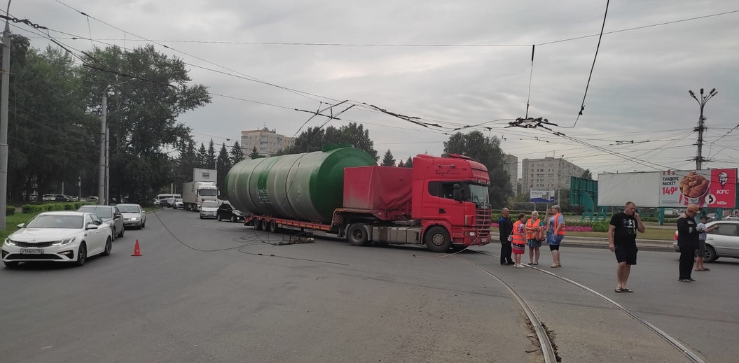 В Новосибирске ищут свидетелей обрыва контактной сети на площади