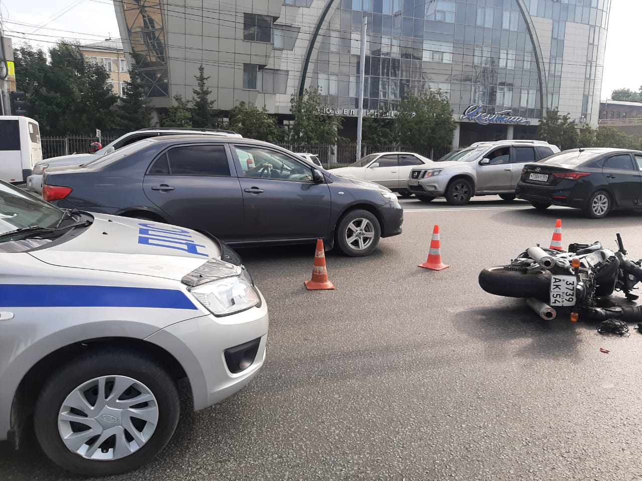 В Новосибирске на улице Большевистской фура насмерть сбила байкера