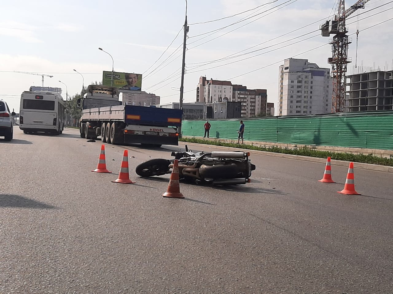 В Новосибирске на улице Большевистской фура насмерть сбила байкера