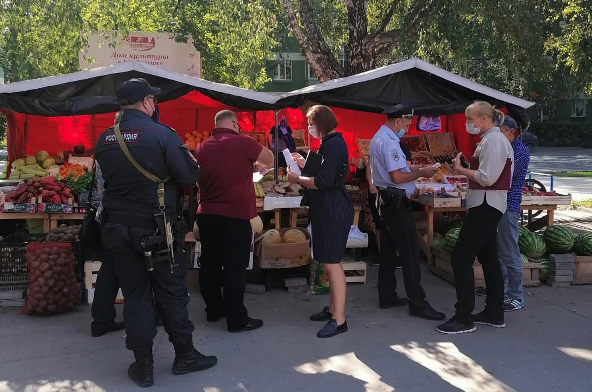У уличных торговцев Академгородка изъяли фрукты и овощи
