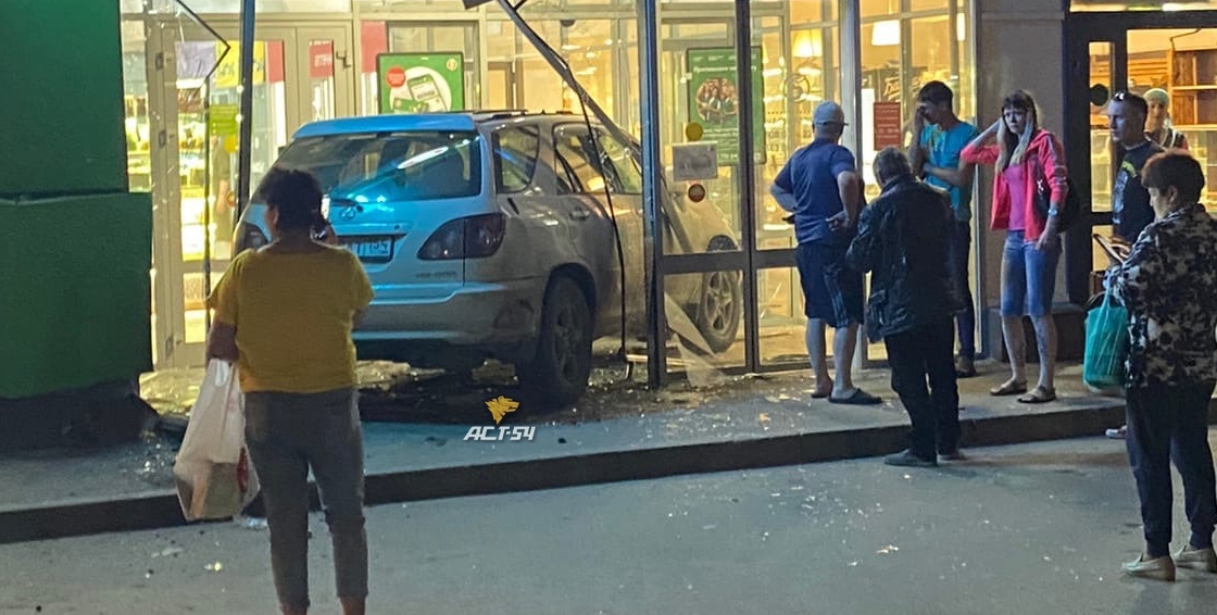 В Кировском районе Новосибирска Lexus протаранил двери "Пятёрочки"
