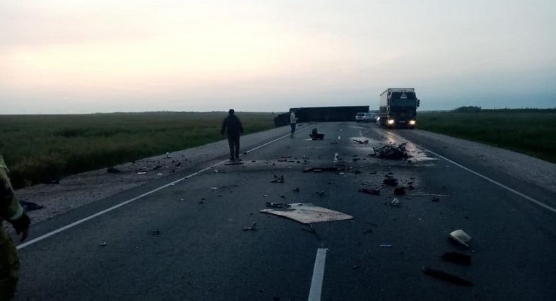 Водитель Lifan погиб под Новосибирском, врезавшись в фуру с арбузами