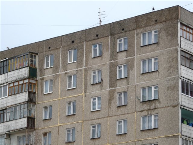 73-летний новосибирец выпал из окна многоэтажки и погиб