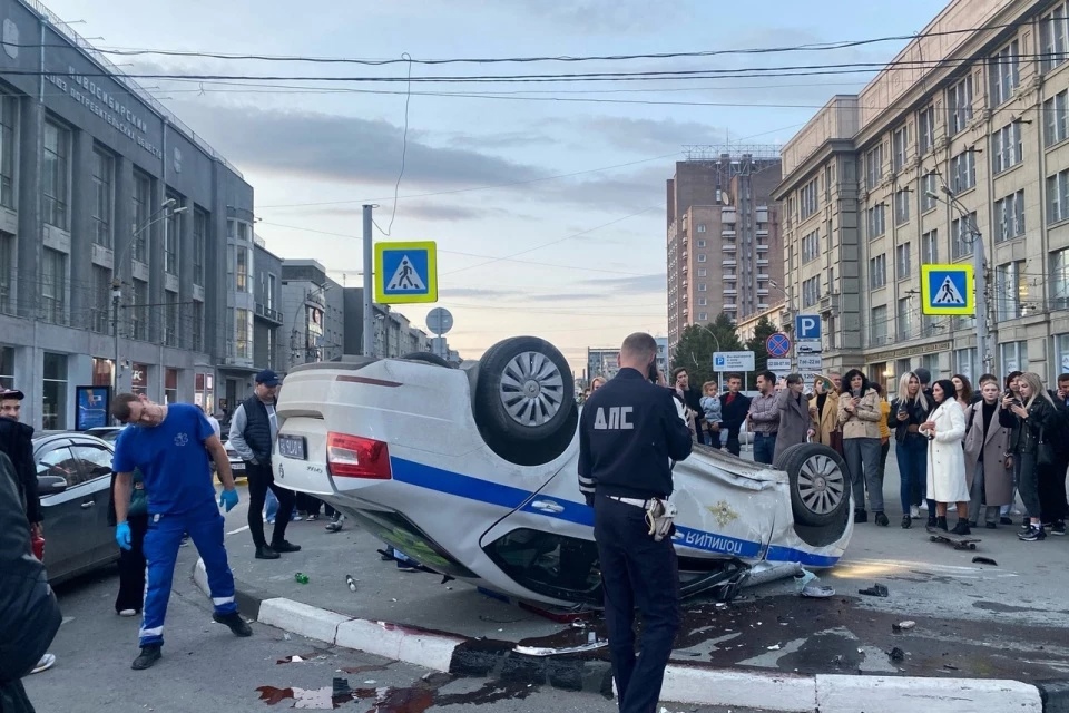 Перевернувшаяся в центре Новосибирска машина ДПС стала фоном для сэлфи