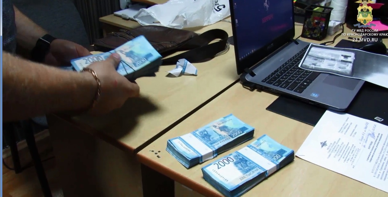 В Анапе из машины новосибирской туристки украли почти 4 млн рублей